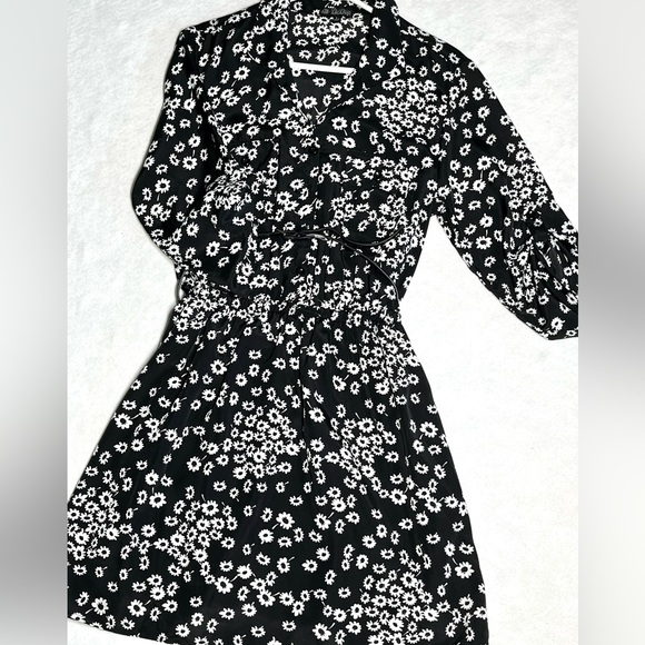 Black and white BeBop dress with pretty flowers and black belt very pretty dress - Picture 1 of 9